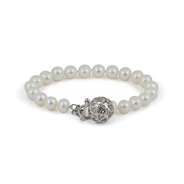 White pearl bracelet with pendant