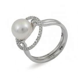 585 white gold ring with Akoya sea pearls and diamonds