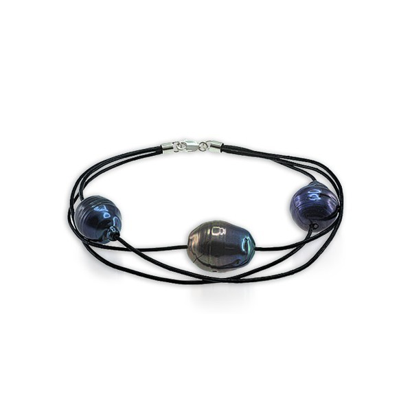 Baroque bracelet made of natural pearls on a leather lace Baroque bracelet made of natural pearls on a leather lace