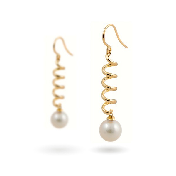 Earrings from 14 karat yellow gold with natural pearls