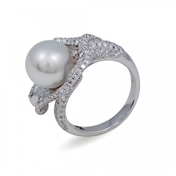 Ring from 14 karat gold with pearls of the southern seas and diamonds