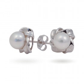 18-karat white gold earrings with Akoya sea pearls