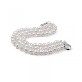 Bracelet of three strands of natural pearls in white