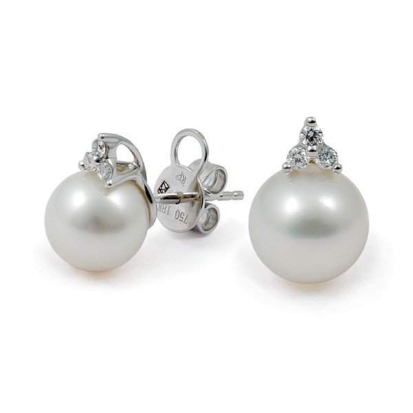 Earrings in 18 karat white gold with natural pearls and diamonds